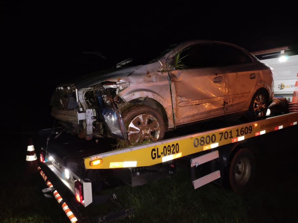 Foto 2 de 4 — Veículo capota na SP-310 e deixa motorista ferido em Araraquara
